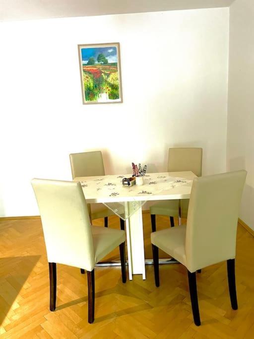 2,5 Izbovy Apartman V Ruzinove S Parkovanim Zdarma 브라티슬라바 외부 사진